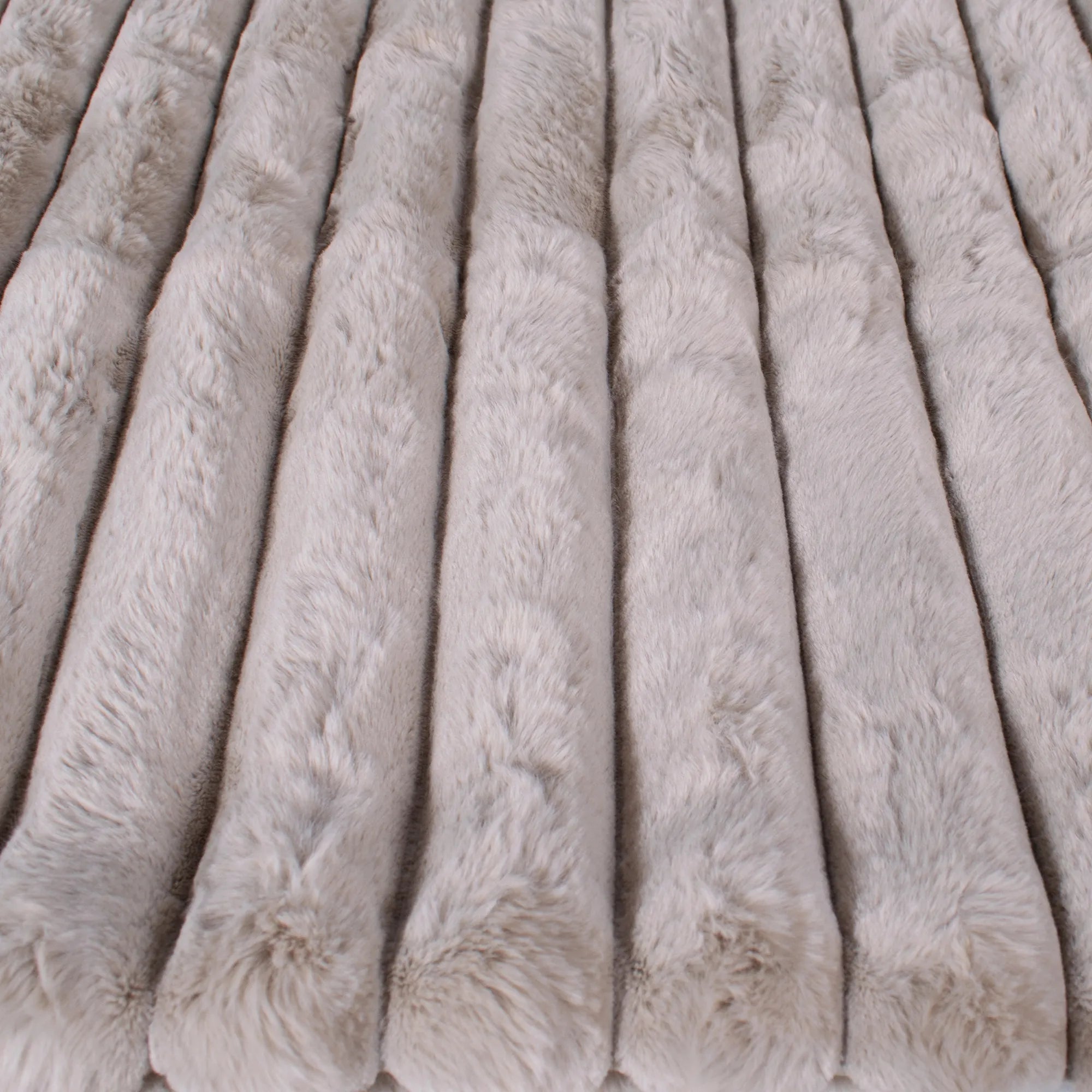 plush-faux-fur-throw-blanket-beige