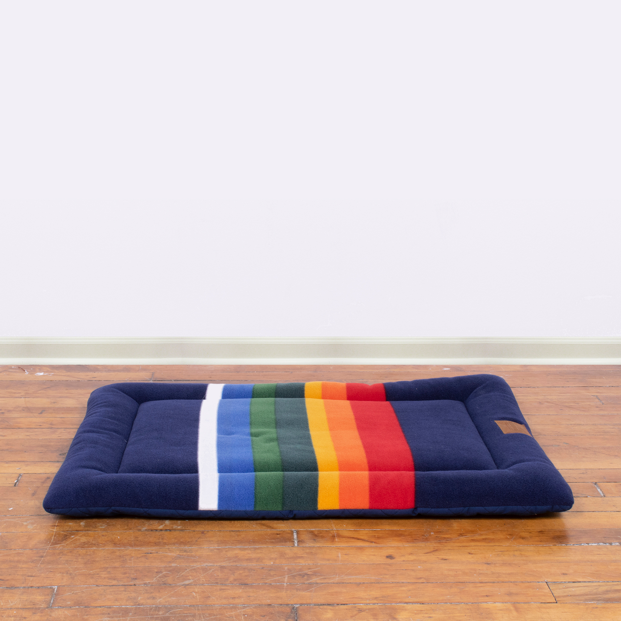 PENDLETON-DOG-BED-COMFORT-CUSHION-CRATER-LAKE-NATIONAL-PARK-BLUE-RED-YELLO-ORANGE-WHITE-GREEN